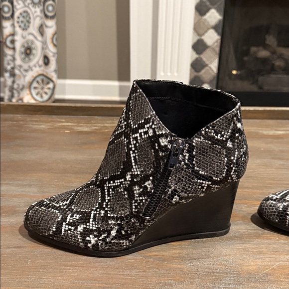 Journee Collection Women’s Booties Size 12 New Snake Print Wedge Ankle Boots - Picture 4 of 10